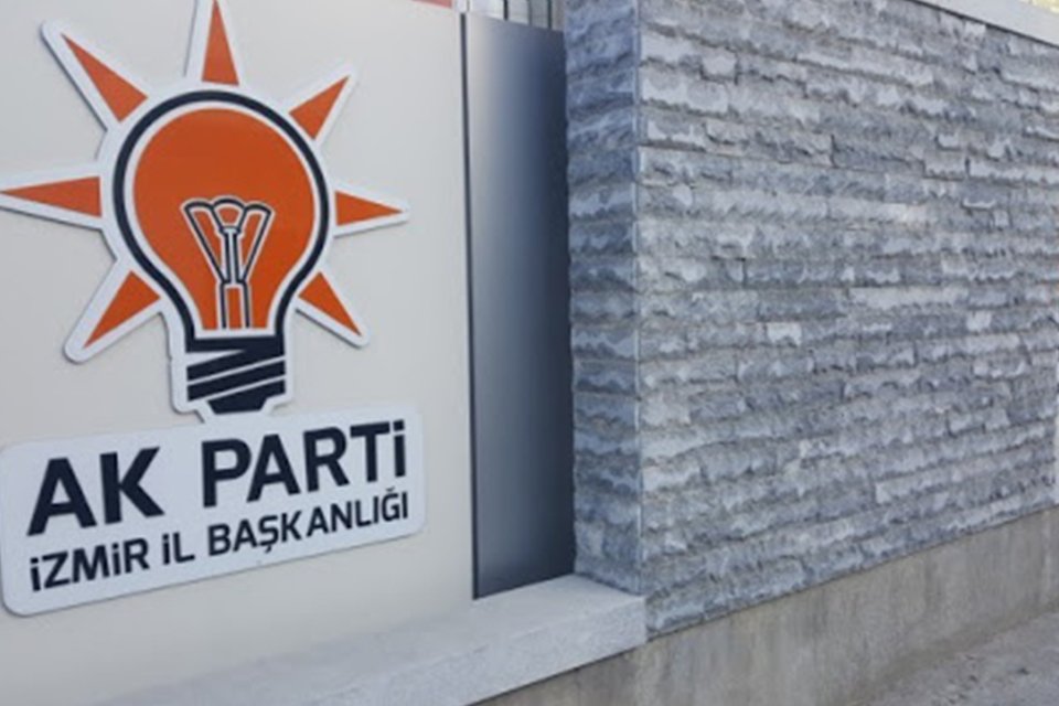 AK Parti İzmir teşkilatında önemli bir gelişme yaşandı. Partinin ilçe