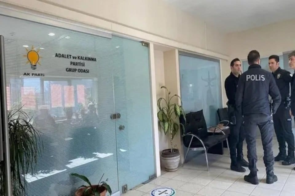 Beylikd&uuml;z&uuml; Belediye Meclisi&rsquo;nin AK Partili &uuml;yeleri arasında kavga &ccedil;ıktı. Vanlıoğlu'nun&nbsp;darp