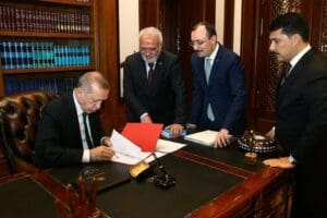 Erdoğan'ın yeniden Cumhurbaşkanı adayı olmasına ilişkin tartışmalar kamuoyunda s&uuml;rerken, Altılı