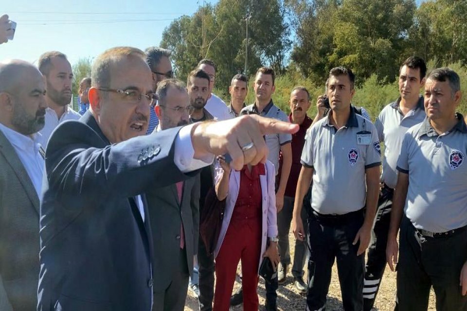 İzmir’in koku sorununa dikkat çekmek için beraberindeki AK Parti heyetiyle