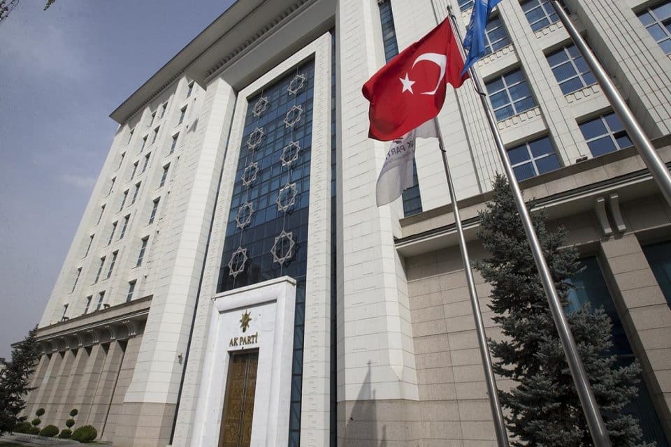 AK Parti S&ouml;zc&uuml;s&uuml; &Ouml;mer &Ccedil;elik, İstanbul'da Kartal Cemevi Başkanı Selami