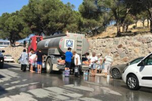 Dikili’de, 4 gündür süren su kesintisinden vatandaşların yaz günü mağdur