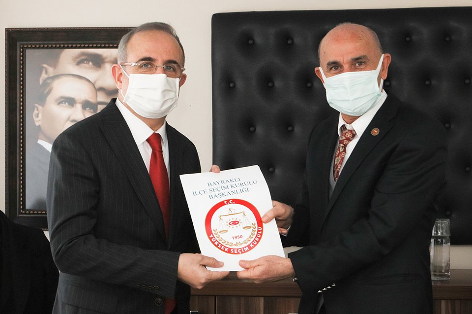 Ger&ccedil;ekleşen kongrede daha &ouml;nce atandığı AK Parti İzmir İl Başkanlığı