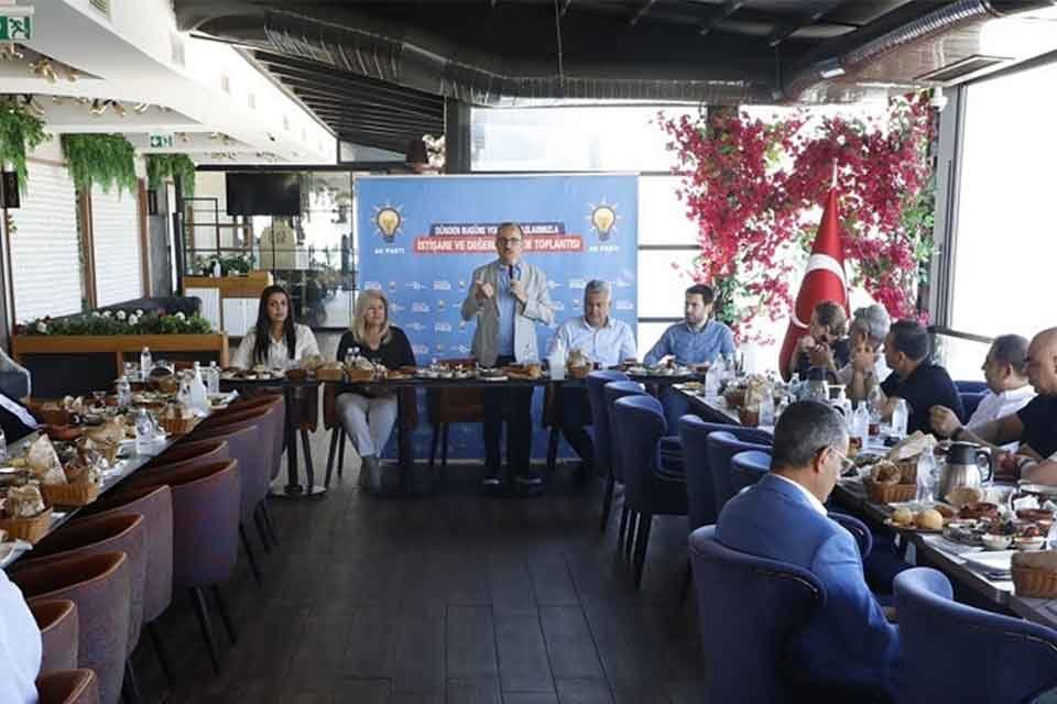 AK Parti İzmir İl Başkanlığı koordinasyonunda düzenlenen “Vefa Buluşmaları” programlarında,