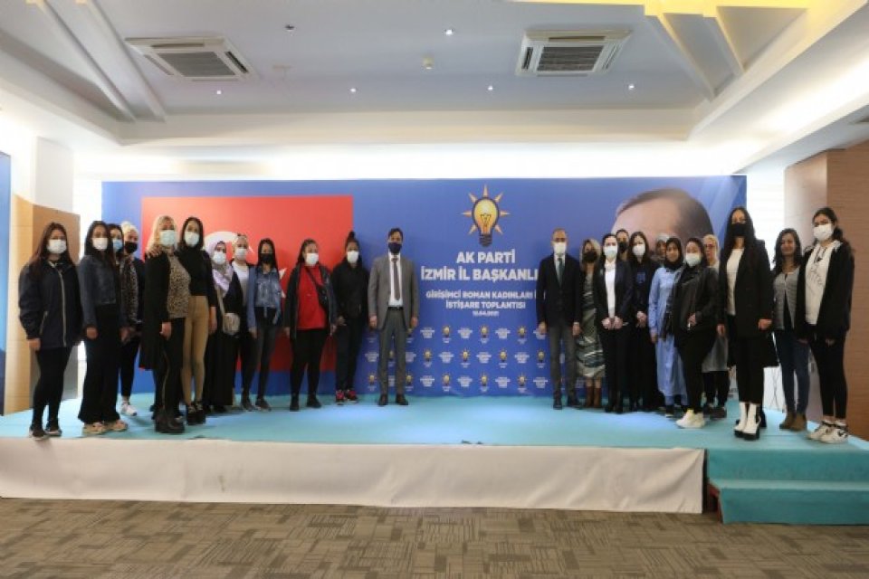 Girişimci Roman Kadınları İstişare toplantısında konuşan AK Parti İzmir İl