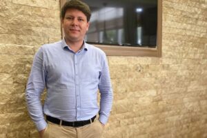 İzmir Gen&ccedil;lik Kolları İl Başkanı Recep Tayyip Taslak, 15 kişiden