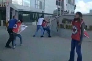 Yaşadıkları barınma sorununu AK Parti İzmir İl Başkanlığı &ouml;n&uuml;nde protesto