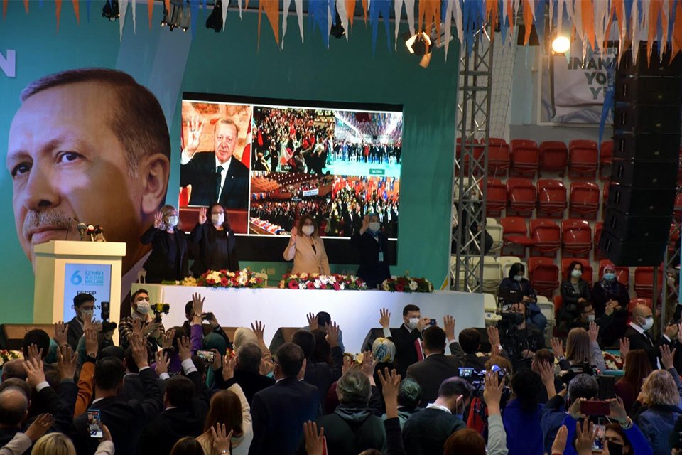 AK Parti İzmir İl Kadın Kolları 6. Olağan Kongresi partililer