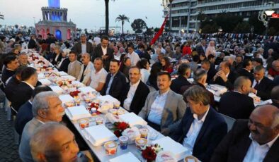 AK Parti İzmir tam kadro iftarda buluştu