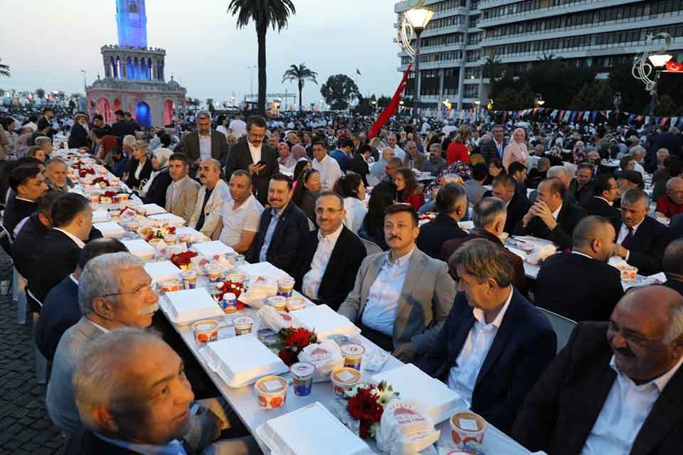 AK Parti teşkilatı tüm Türkiye'de düzenlenen iftar programında bir araya