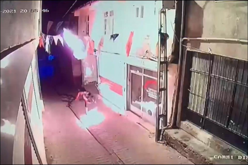Diyarbakır'ın Hani il&ccedil;esinde, AK Parti il binasına kimliği belirsiz bir