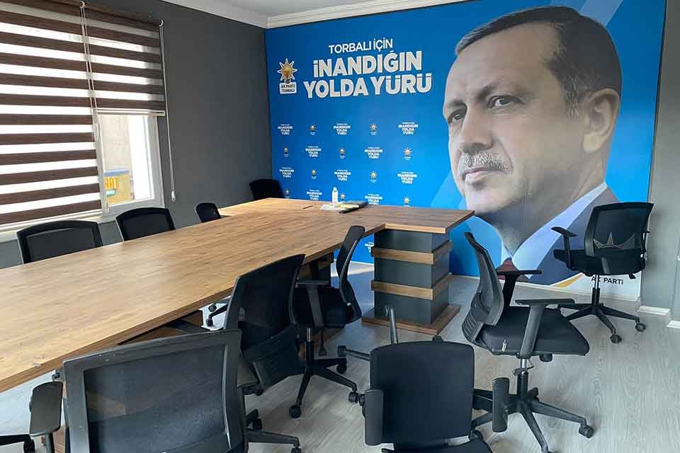 Torbalı ilçesinde AK Parti Ayrancılar irtibat bürosuna sopalı saldırı düzenlendi. Saldırgan