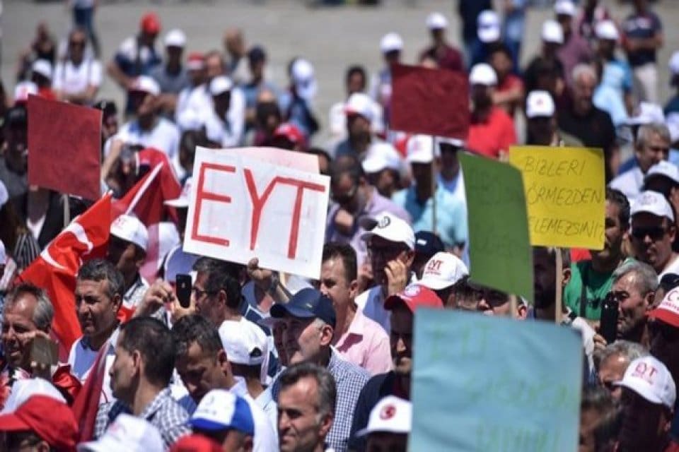 AK Parti Grup Başkanvekili Muhammet Emin Akbaşoğlu, "EYT Pazartesi g&uuml;n&uuml;