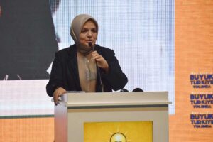 İZMİR'de konuşan AK Parti Genel Merkez Kadın Kolları Başkanı Ayşe