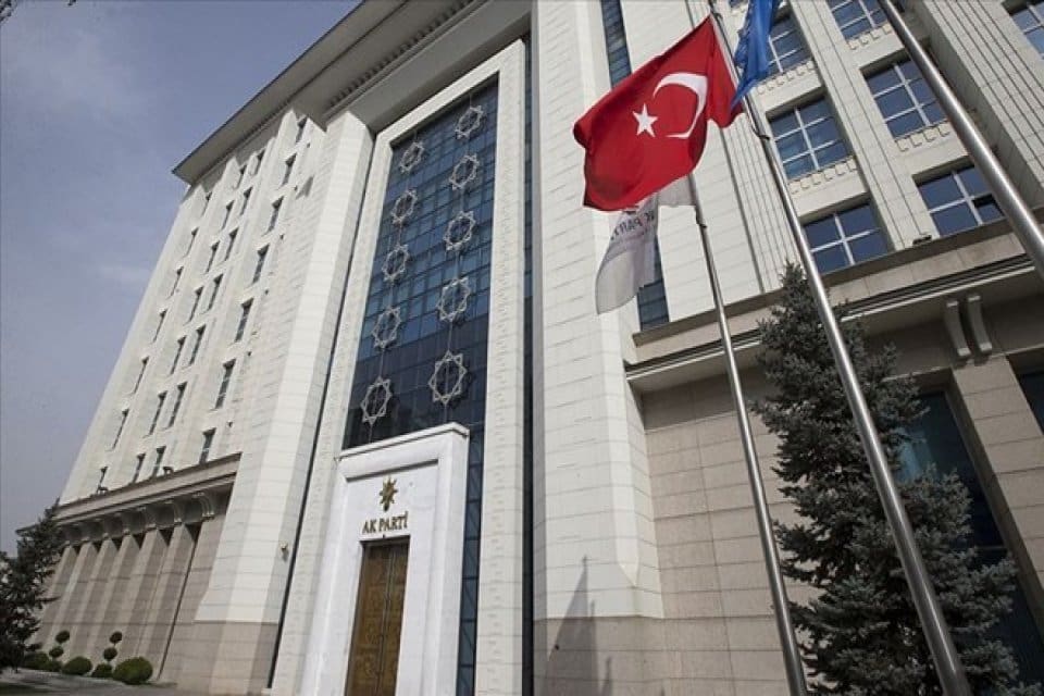 AK Parti'nin Yeni Anayasa &ccedil;alışmasını s&uuml;rd&uuml;ren ilim heyetinin, &ccedil;alışmasını bitirdiği