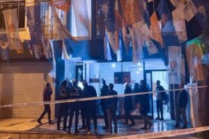 İstanbul Valiliği, Bah&ccedil;elievler il&ccedil;esinde AK Parti se&ccedil;im irtibat b&uuml;rosu &ouml;n&uuml;nde