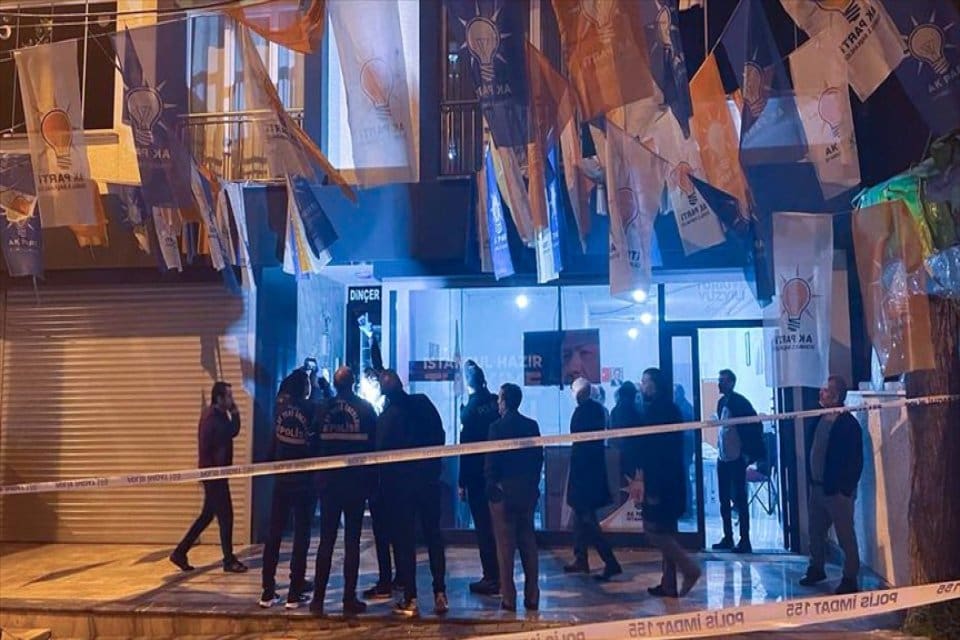 İstanbul Valiliği, Bah&ccedil;elievler il&ccedil;esinde AK Parti se&ccedil;im irtibat b&uuml;rosu &ouml;n&uuml;nde