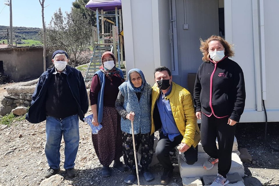 AK Parti Karaburun İl&ccedil;e Başkan&rsquo;ı Adem Avcı, elektriği kesildiği ileri