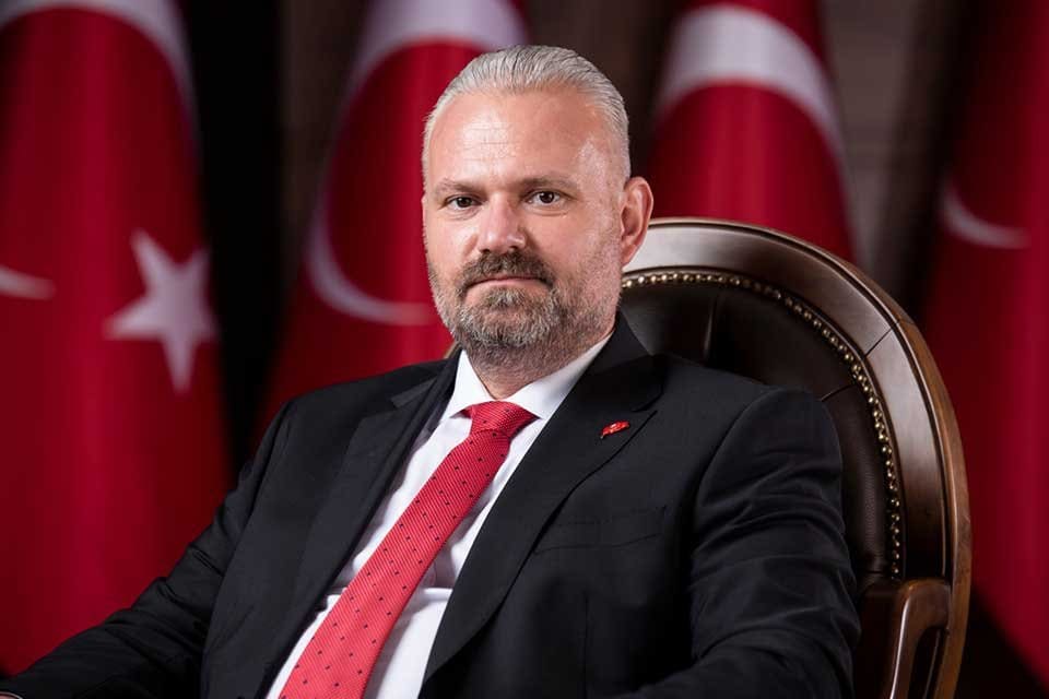 İzmir'de CHP'den AK Parti'ye'ye ge&ccedil;en Menemen Belediyesi'nin Başkan Vekili Aydın