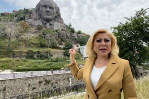 AK Parti İzmir Milletvekili Adayı Şebnem Bursalı, Buca’daki dev Atatürk