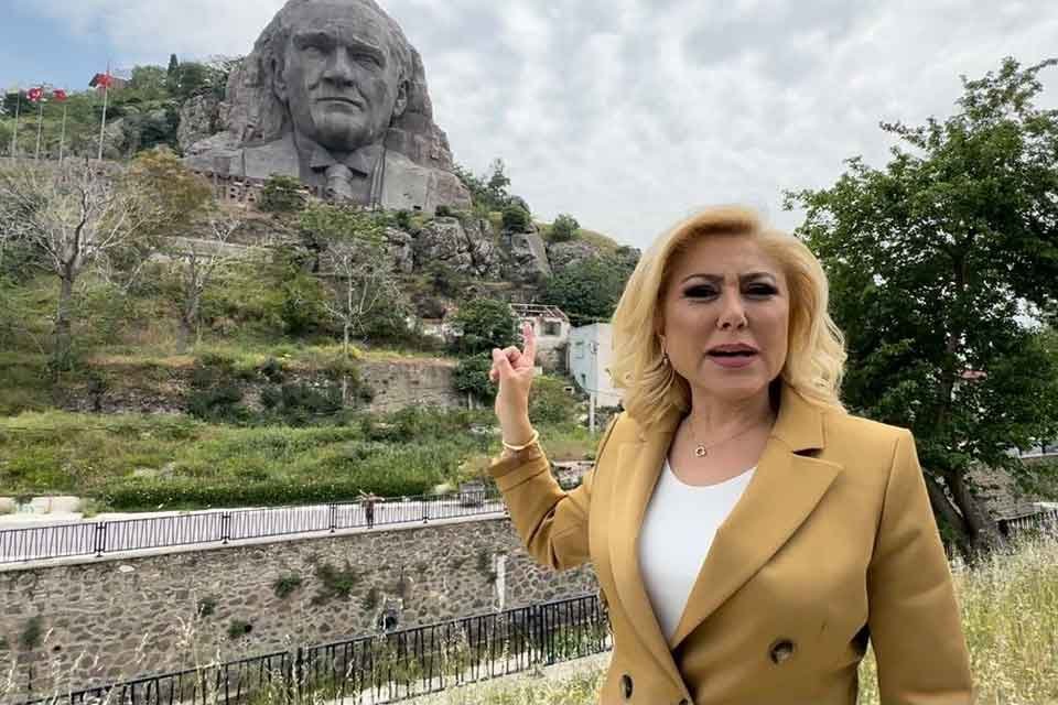 AK Parti İzmir Milletvekili Adayı Şebnem Bursalı, Buca&rsquo;daki dev Atat&uuml;rk