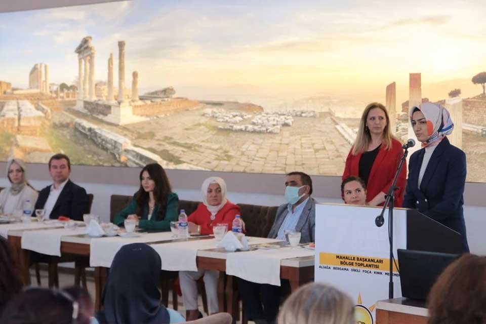 Bergama’da düzenlenen ‘Mahalle Başkanları Bölge Toplantısı’nda konuşan AK Parti İzmir