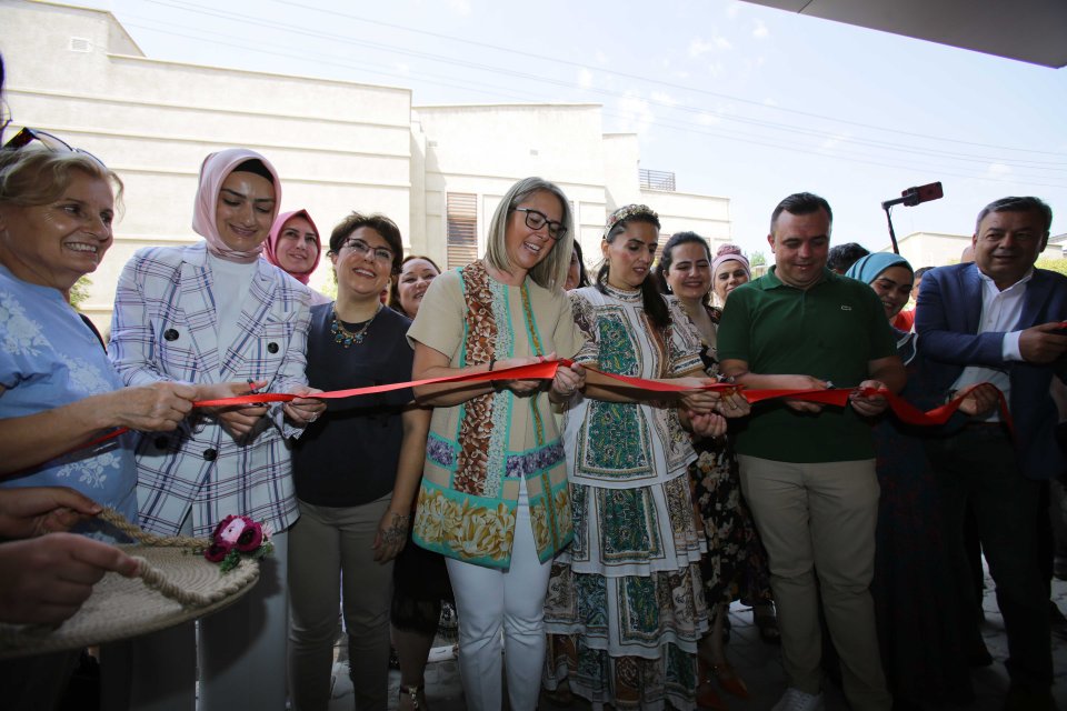 Üretici kadınlarının bir araya gelerek, geleneksel Seferihisar lezzetlerini sunacağı "Harım'dan"