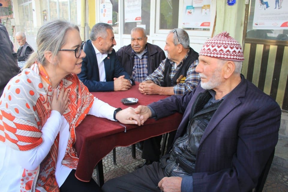 Tire ve Bayındır&rsquo;da se&ccedil;im &ccedil;alışmalarını ara kesmeden devam eden AK