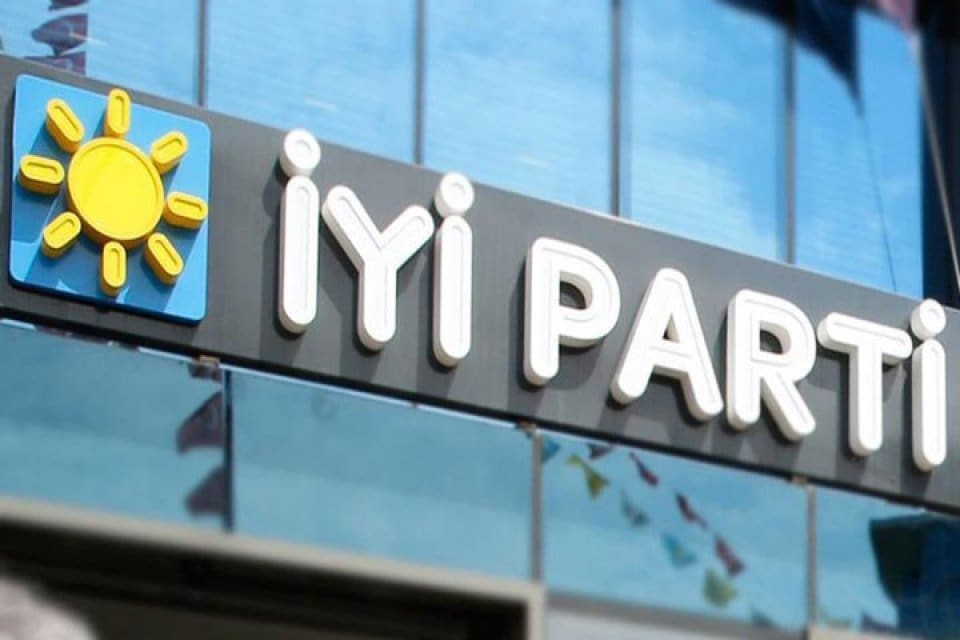 Milliyet&ccedil;i Hareket Partisi'nde (MHP) İzmir Milletvekili ve Grup başkanlığı vekilliği