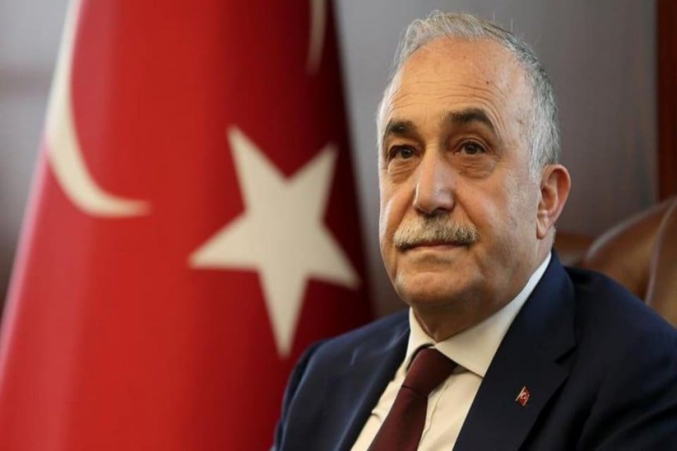 Eski Tarım Bakanı Eşref Fakıbaba,&nbsp;et ve s&uuml;t &uuml;r&uuml;nlerindeki fahiş fiyat