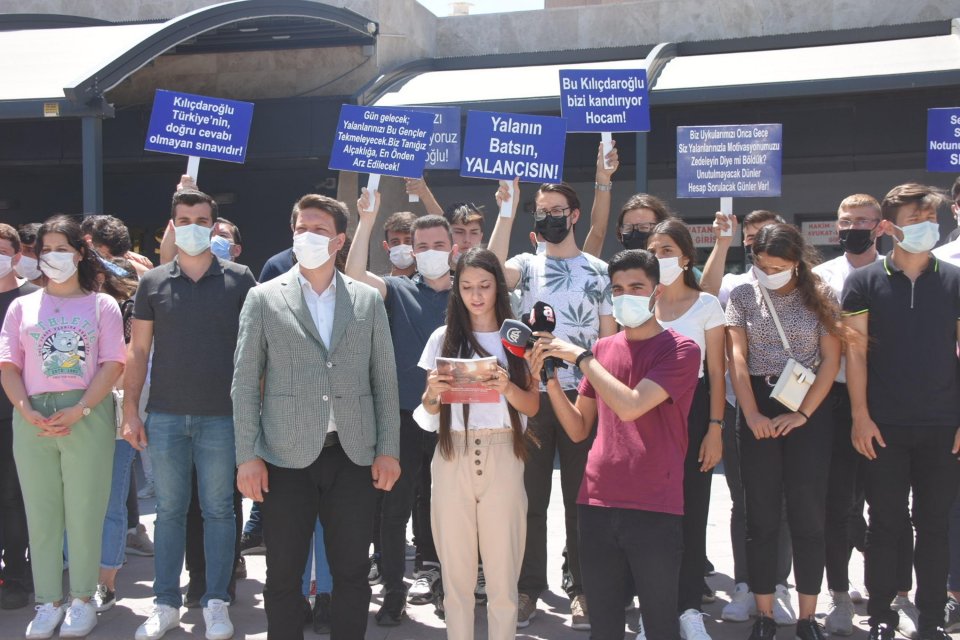 AK Parti İzmir Gen&ccedil;lik Kolları &uuml;yeleri, 'Katarlı gen&ccedil;ler sınavsız tıp