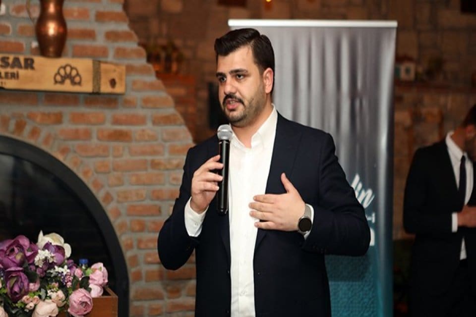 Aliağa'da d&uuml;zenlenen gen&ccedil;lik iftarına katılan AK Parti Gen&ccedil;lik Kolları Genel
