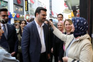 AK Parti Gen&ccedil;lik Kolları Genel Başkanı ve İzmir Milletvekili Adayı