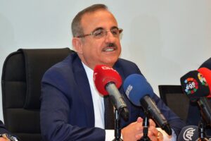 İzmir B&uuml;y&uuml;kşehir Belediyesi'nin 2 yılını değerlendirildiği toplantıda konuşan AK Parti