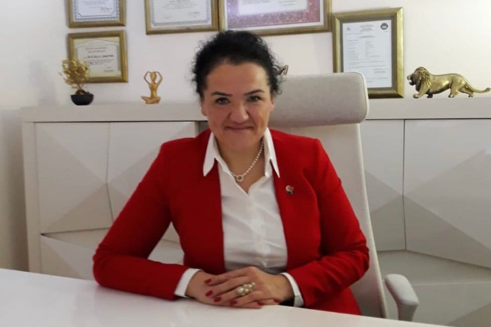 AK Parti &Ccedil;eşme İl&ccedil;e Başkanı Yeliz Karataş, &Ccedil;eşme Belediyesi&rsquo;nin 2021