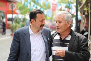 Gaziemir'de esnaf ziyaretleri yapan, Karabağlar'da düzenlenen Gençlik Konseri'nde gençlerle buluşan