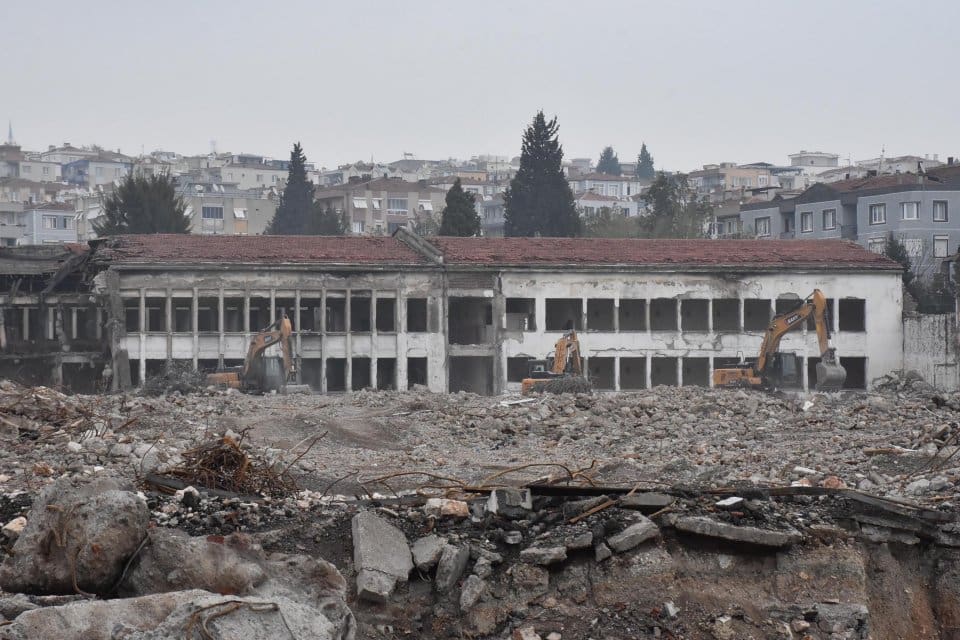 İzmir'in Buca ilçesindeki Buca Cezaevi'nin yıkım süreci ile ilgili bilgi