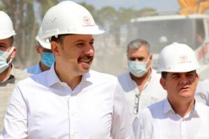 İzmir'de meydana gelen depremde hasar görerek boşaltılan Buca Seyfi Demirsoy