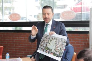 AK Parti İzmir Milletvekili Mahmut Atilla Kaya, Buca'da muhtarlarla buluştu.