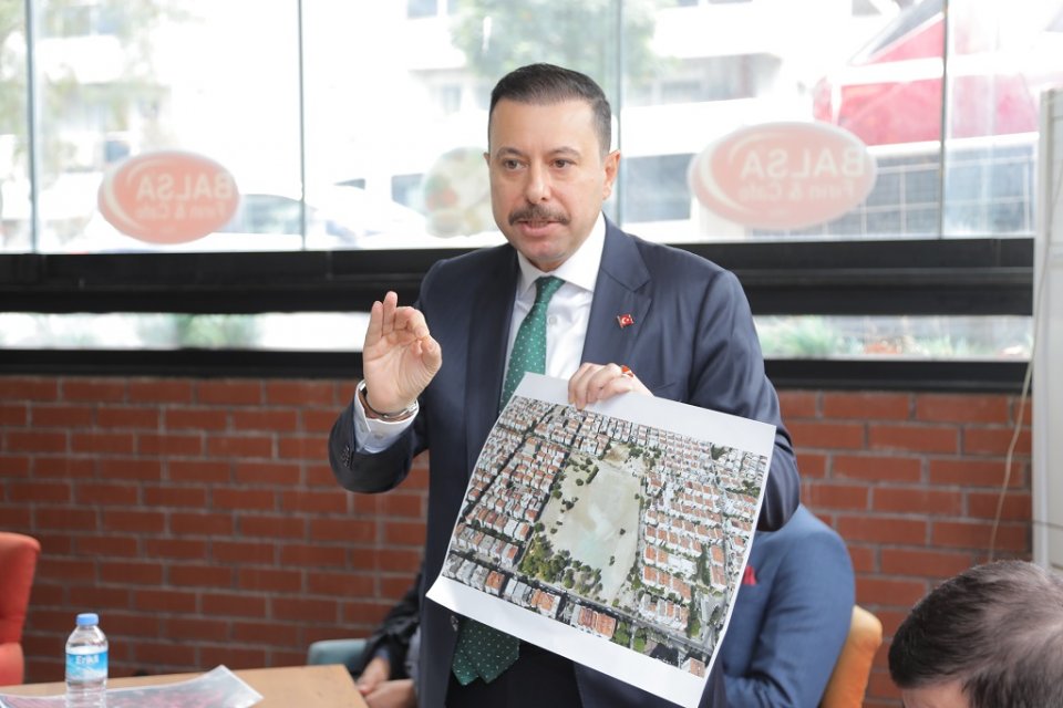 AK Parti İzmir Milletvekili Mahmut Atilla Kaya, Buca'da muhtarlarla buluştu.