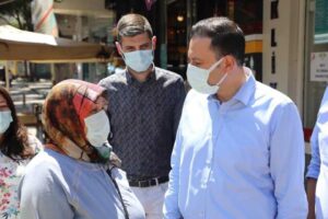 Sahadaki &ccedil;alışmalarını s&uuml;rd&uuml;ren AK Parti İzmir Milletvekili Mahmut Atilla Kaya'nın