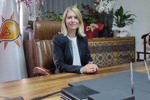 AK Parti Karşıyaka İlçe Başkanı Didem Dereboylu Keseli, Atakent Mahallesi'ndeki