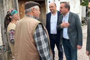 AK Parti İzmir Milletvekili Yaşar Kırkpınar İzmir’in Kemalpaşa ilçesinde esnaf,