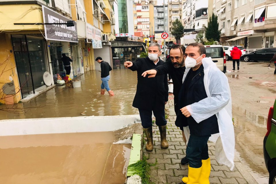 AK Parti İzmir Milletvekili Yaşar Kırkpınar, yağışlardan etkilenen b&ouml;lgelerde vatandaşları