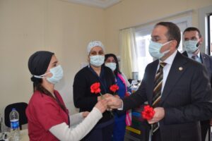 Kemalpaşa ve Dikili’de hastane inşaatlarında incelemelerde bulunan AK Parti İzmir