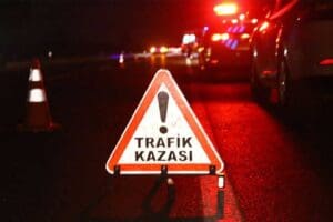 İzmir'in Menderes il&ccedil;esinde otomobil ile &ccedil;arpışan motosiklet s&uuml;r&uuml;c&uuml;s&uuml; olay yerinde