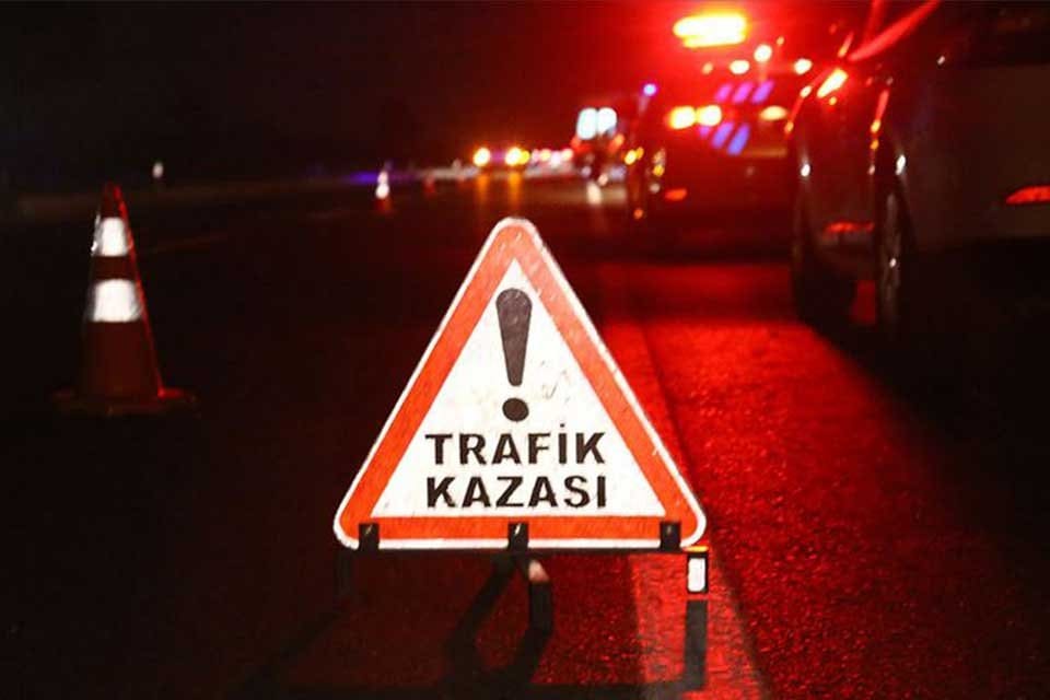 İzmir'in Menderes il&ccedil;esinde otomobil ile &ccedil;arpışan motosiklet s&uuml;r&uuml;c&uuml;s&uuml; olay yerinde