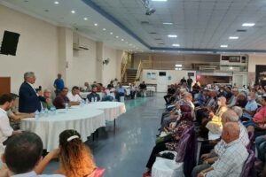 Gaziemir Sarnıç’ta, mahallelilerle ‘2B Tapu Bilgilendirme’ toplantısı yapan AK Parti