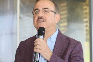 AK Parti İzmir İl Başkanı Kerem Ali S&uuml;rekli, Buca&rsquo;da esnaf