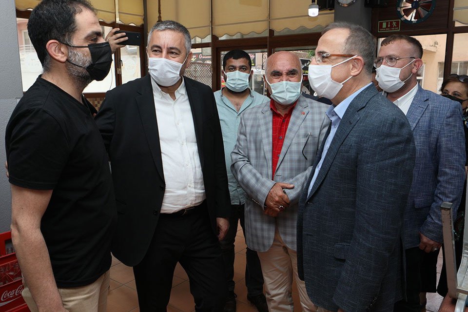 AK Parti İzmir İl Başkanlığı ana kademe, aynı anda 30